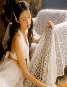 老师黑色双开真丝旗袍的穿着效果-亚洲免费久久
